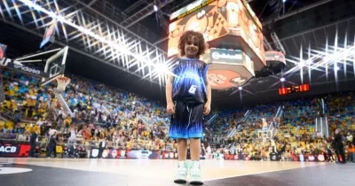 Oria, antes de entregar el balón oficial en el arranque de uno de los partidos