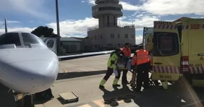 Sanitarios trasportando un órgano desde el avión (Fuente: European Flyers)