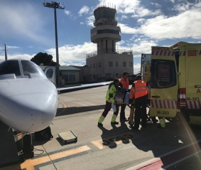 Sanitarios trasportando un órgano desde el avión (Fuente: European Flyers)