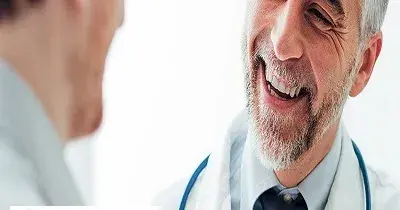 Banner de Conectando Pacientes, con un médico hablando con un paciente y el logo de la plataforma (Fuente: Conectando Pacientes)