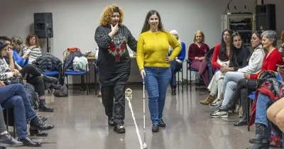 Mujer ciega durante el ensayo para el desfile