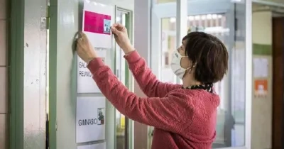 Una persona cuelga un cartel con señalética accesible