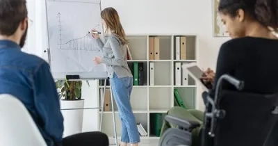 Mujer con discapacidad dísica atendiendo a una clase lectiva