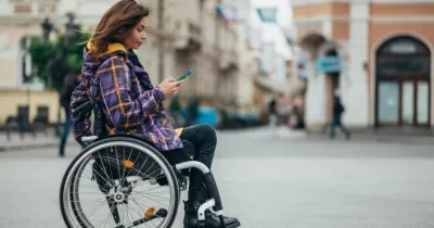 Mujer en silla de ruedas en una calle de México DF
