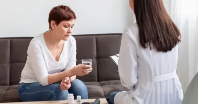 mujer recibiendo terapia psicológica