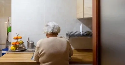 Una mujer mayor, sola en su casa
