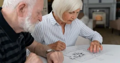 mujer y hombre mayores haciendo ejercicios para mejorar el párkisnon