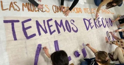 mujeres pintando un cartel en apoyo a las mujeres con discapacidad intelectual 