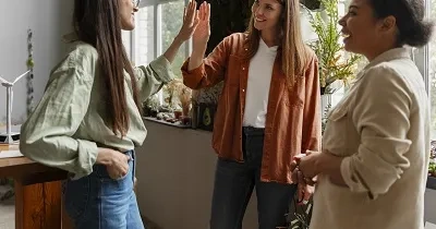 mujeres hablando entre sí