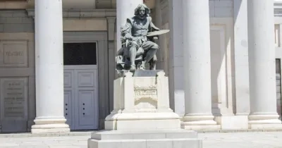 entrada exterior del museo del prado con un monumento a Velázquez