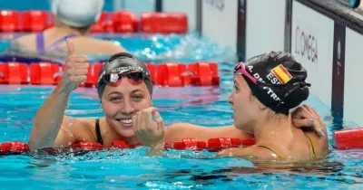 Nuria Marqués y Tasy Dmytriv celebran sus medallas tras los 200 estilos en París