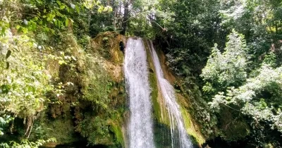 fotografía de naturaleza, una cascada cayendo en un lago