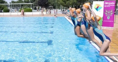 Niñas tirándose a la piscina por una acción solidaria