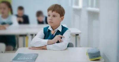 Un niño en el aula de clase