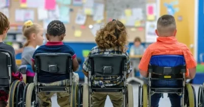 Niños en silla de ruedas en un colegio