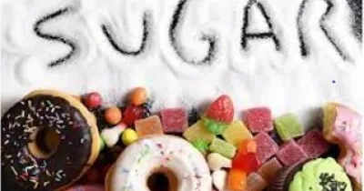 Alimentos con gran cantidad de azúcares añadidos y la palabra AZÚCAR (SUGAR en inglés) escrita en un montóin de azúcar