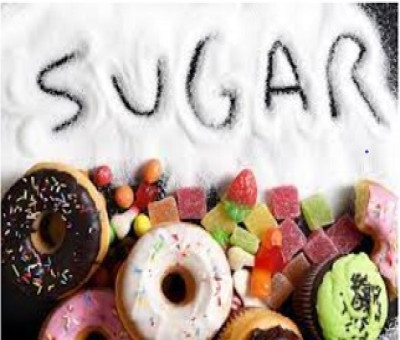 Alimentos con gran cantidad de azúcares añadidos y la palabra AZÚCAR (SUGAR en inglés) escrita en un montóin de azúcar