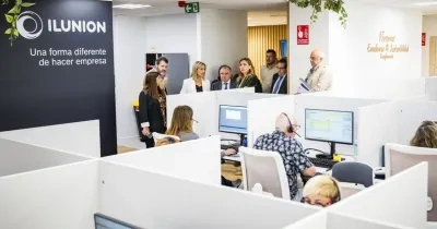 La alcaldesa de Alcorcón observa una de las estancias de las nuevas oficinas de ILUNION Contact Center en la localidad