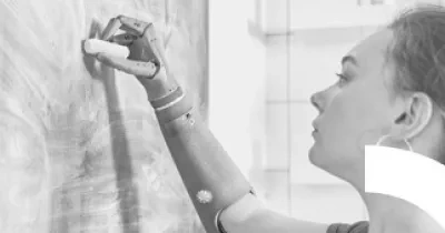 Una persona con discapacidad pintando en una pizarra (Fuente: Real Patronato sobre Discapacidad)