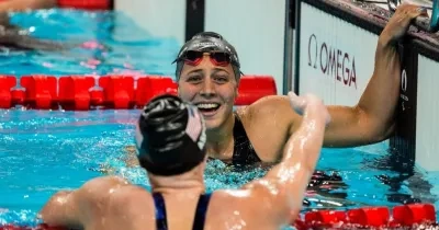 Nuria Marqués celebrando tras terminar la prueba en el agua su medalla de plata en Paris 2024