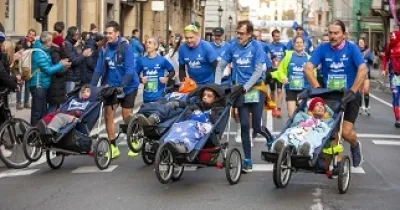 Un momento de la Zurich Maratón San Sebastián, con algunos de sus corredores, entre los que se encontraban los que sufren ataxia telangiectasia (Fuente: Xavier d’Arquer (Doblestudio) - Aefat)