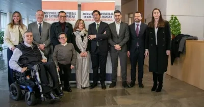 Foto en el photocall de los miembros de entidades representantes que acudieron al evento