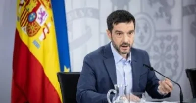 Pablo Bustinduy, Ministro de Derechos Sociales, en una rueda de prensa oficial. Detrás tiene la bandera de la UE y de España