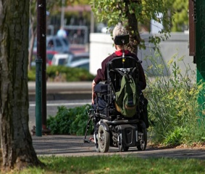Imagen de una persona usuaria de silla de ruedas, afectada por esclerosis múltiple