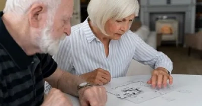 Dos personas mayores realizando un puzzle (Fuente: Servimedia)