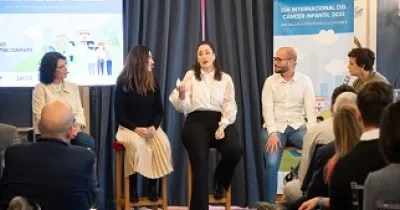 Charla de Irene Ruano, que cuidó a su hermana con cáncer, junto con madres de niños afectados por la enfermedad, contando su experiencia (Fuente: Fepnc)
