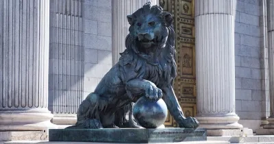 Uno de los leones del Palacio de los Congresos de Madrid