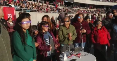 Personas siguiendo el eclipse de Chile en 2019 