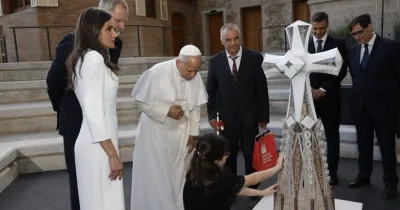 El Papa León XIV viendo como Valetina le enseña la réplica junto a los Reyes de España