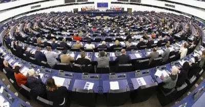 Parlamento europeo con sus parlamentarios en medio de un pleno