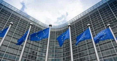 Exterior de la fachada del Parlamento Europeo con 6 banderas de la UE