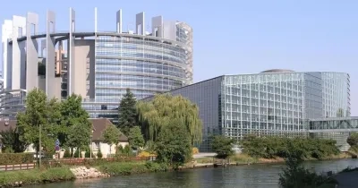 Parlamento Europeo visto desde el exterior