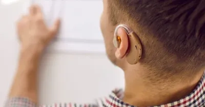 Estudiante con audífono