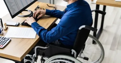 persona con discapacidad física trabajando en el ordenador