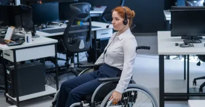 Persona con discapacidad en una oficina