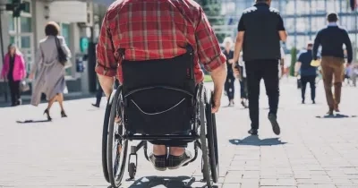 persona con discapacidad en silla de ruedas por la calle