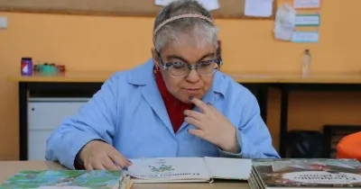 Persona con discapacidad intelectual leyendo un libro
