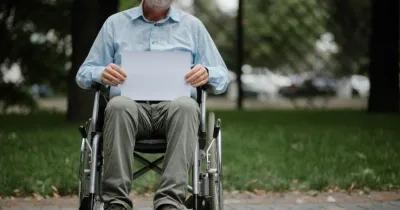 Persona mayor con discapacidad en silla de ruedas