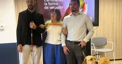 Javier García Pajares, Vicky Bendito y Pedro Esquiva posan al presentar la campaña