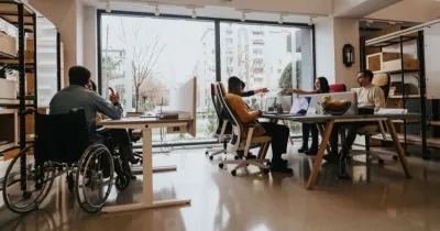 Persona con discapacidad en una oficina