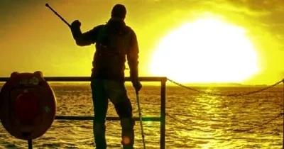 Una persona con discapacidad mirando al mar en una zona costera (Fuente: Cocemfe)