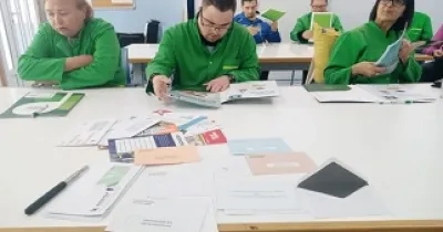 Personas con discapacidad intelectual en uno de los talleres en los que se les forma sobre su derecho al voto (Fuente: Plena Inclusión)