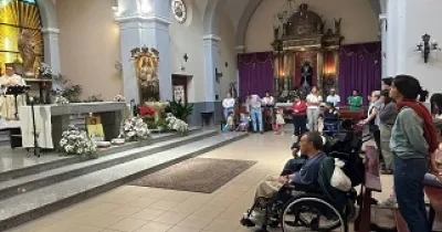 Personas con discapacidad durante una celebración en una iglesia (Fuente: Proyecto Naim)