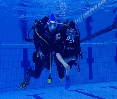 Una sesión de rehabilitación en la piscina de la UPNA (Fuente: Web de la UPNA)