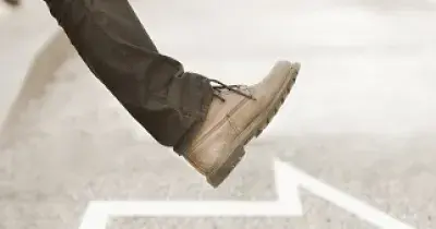 Una persona caminando hacia adelante, siguiendo el camino de una flecha pintada en el suelo (Fuente: Fundación Integra)