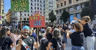 Concentración en la Plaza de Callao de Madrid con actividades de lengua de signos (Fuente: Servimedia)